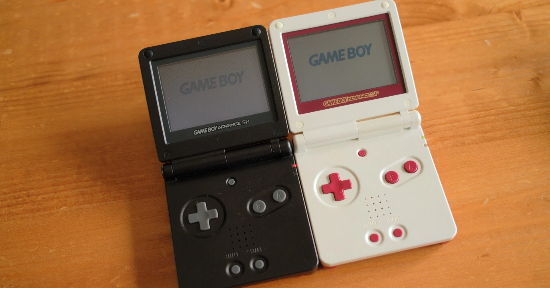 2026年にファミコンカラーのゲームボーイアドバンスSPを手に入れた｜まこ