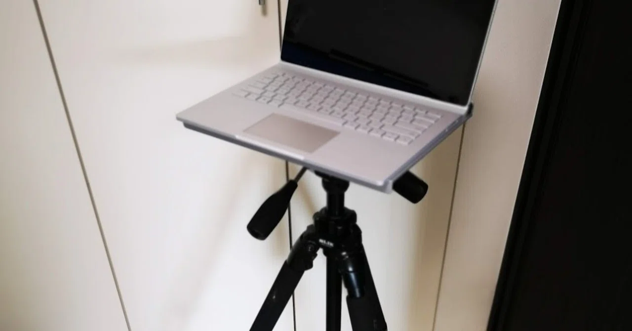 カメラ用の三脚を使ったPC様テーブルが想像以上に最高でした。｜shinobu