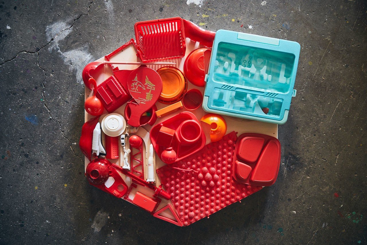 オフィスの壊れた椅子が、腰掛けられるアートに。magmaとともに手掛け