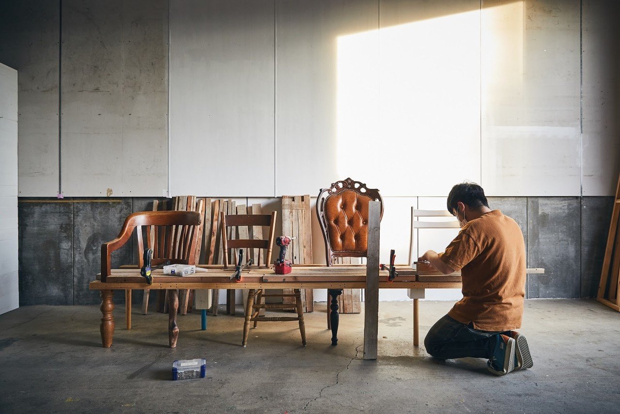 オフィスの壊れた椅子が、腰掛けられるアートに。magmaとともに手掛け