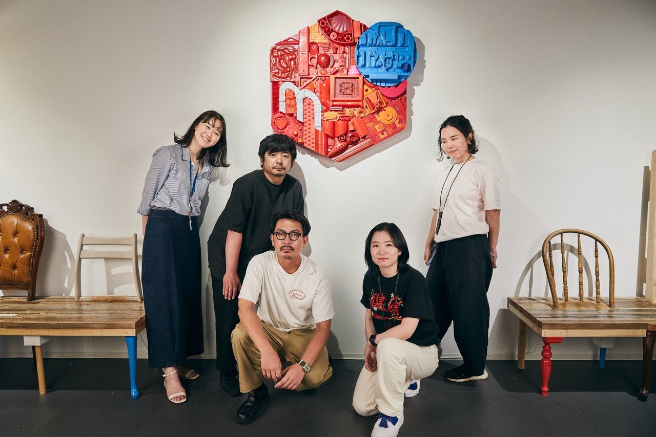 オフィスの壊れた椅子が、腰掛けられるアートに。magmaとともに手掛け