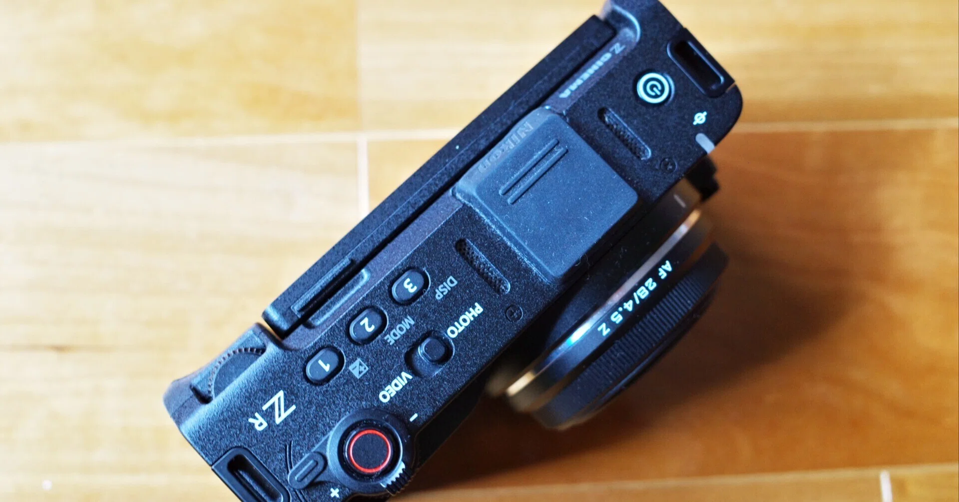 Viltrox 28mm F4.5 × Nikon ZR——雨の日も、このレンズがあればフル