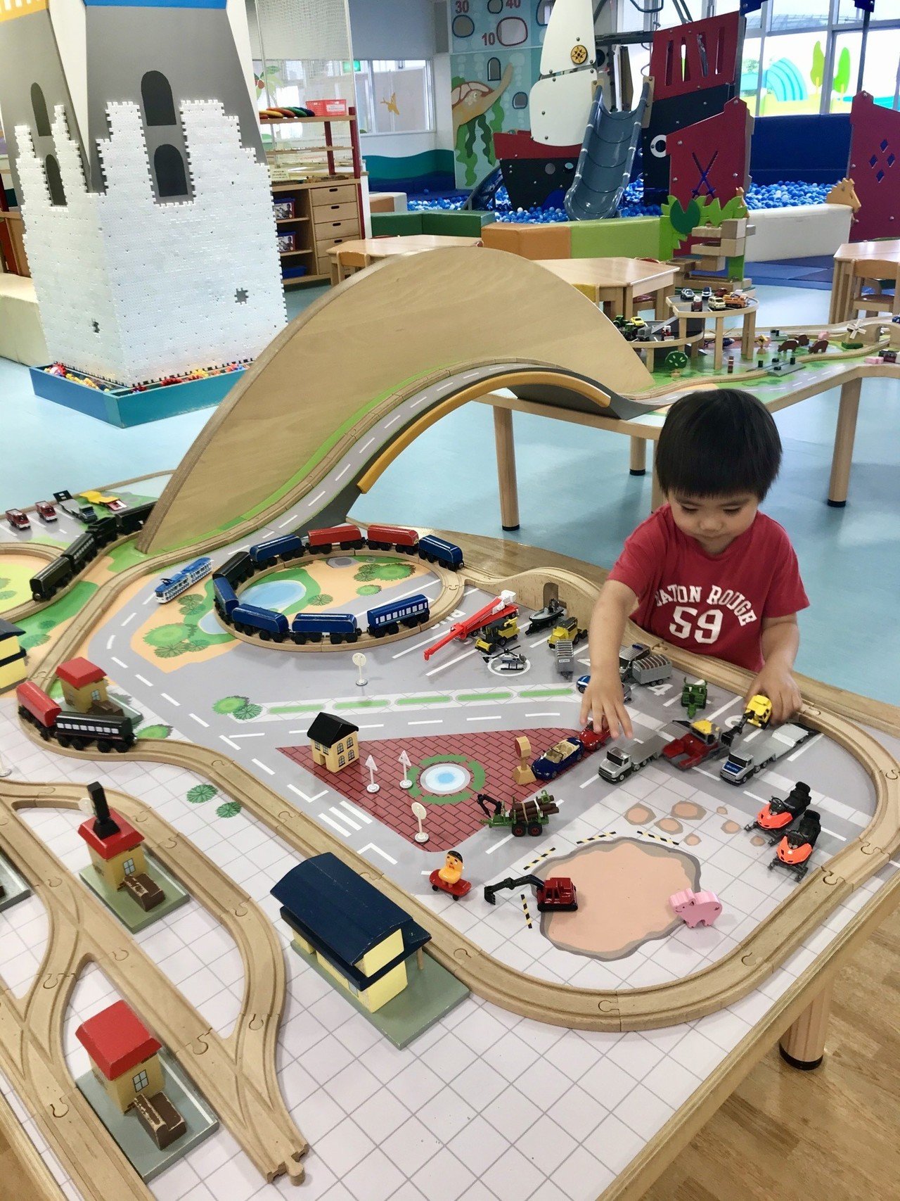 こんなに遊び場やおもちゃがあるのに やっぱり車と電車 家とやってること変わらない息子 これがオトコのコダワリなのかい Chiro Naco Note こんなに遊び場やおもちゃがあるのに やっぱり車と電車 家とやってること変わらない息子 これがオトコのコダワリなのかい Chiro Naco Note