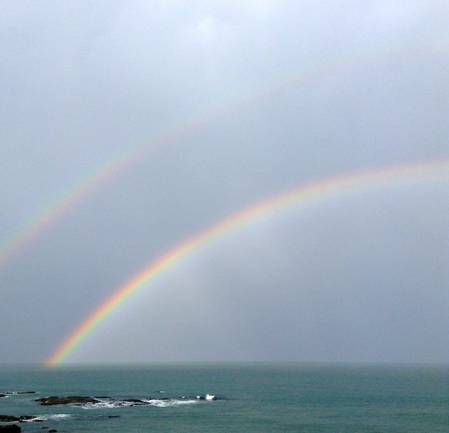 海にかかる虹。いま思えばパノラマで撮ればよかった。きれいな半円で二重でした。大洗海岸。