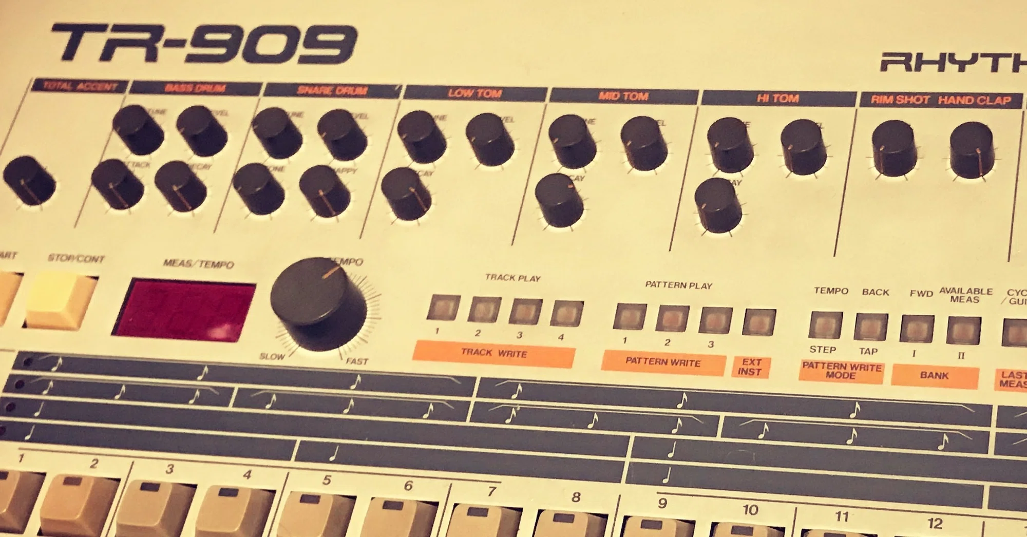 実機の存在感 〜TR-909考〜|関口純(JunSekiguchi) 実機の存在感 〜TR-909考〜|関口純(JunSekiguchi)