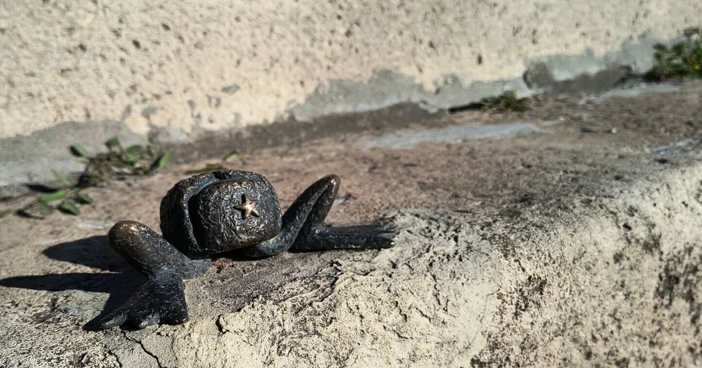 ハンガリー・ブダペストで小さな彫像を探す⑥ドナウ川の堤防のカエル