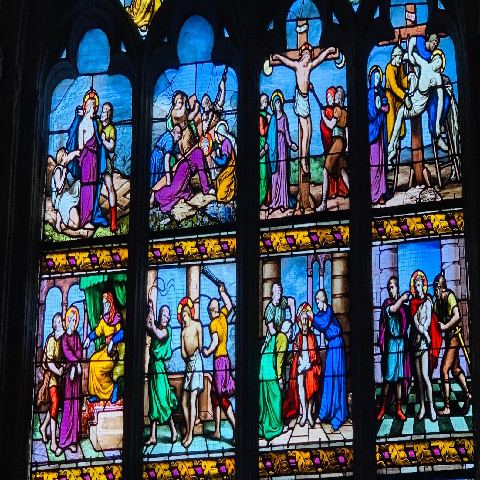 神に近づく大聖堂と物語のあるステンドグラス｜大森由紀子/お菓子の裏側