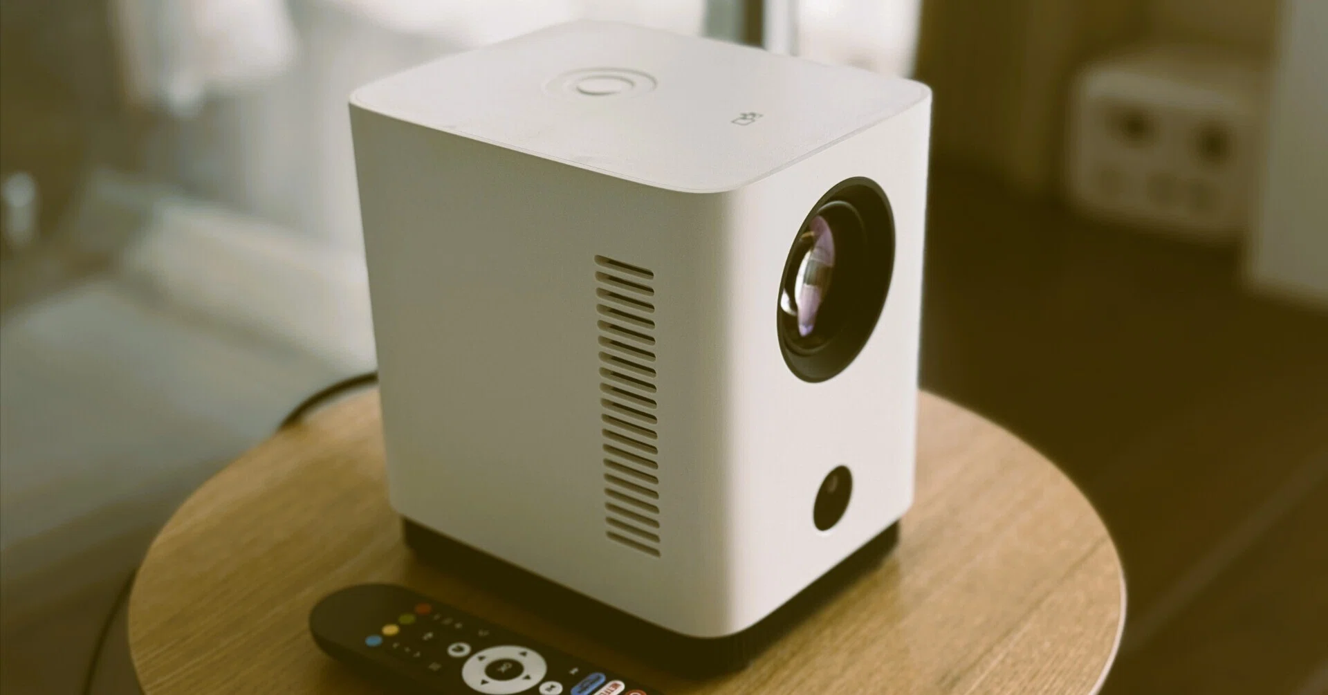 FPD CT04-A1 実機レビュー｜47インチテレビが小さく見えた。白い壁が