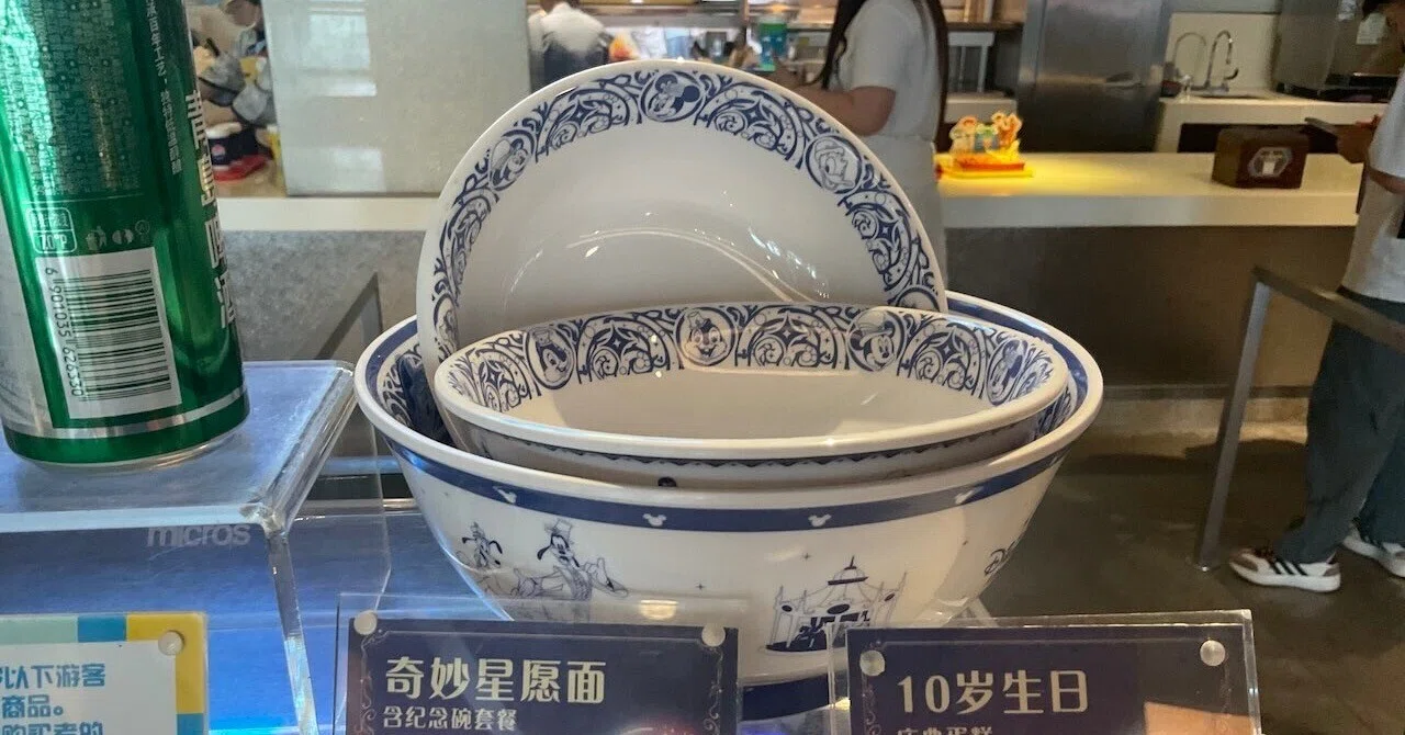 【新品・未使用・】上海ディズニー10周年記念食器 上海レポ】お土産にもぴったり！10周年記念スーベニアどんぶり｜Summyworld