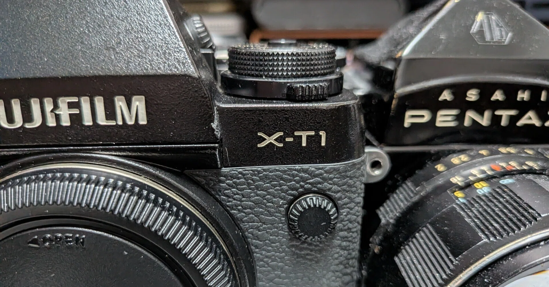 デジタルカメラ FUJIFILM X-T1 80th Anniversary Fujifilm X-T1というフィルムカメラみたいなカメラを入手しました