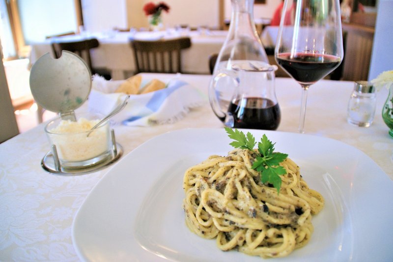 レストラン情報 アッシジでの昼食 可愛いウェイター君 食の工房オフィスアルベロ イタリア料理教室 In 神戸 Note
