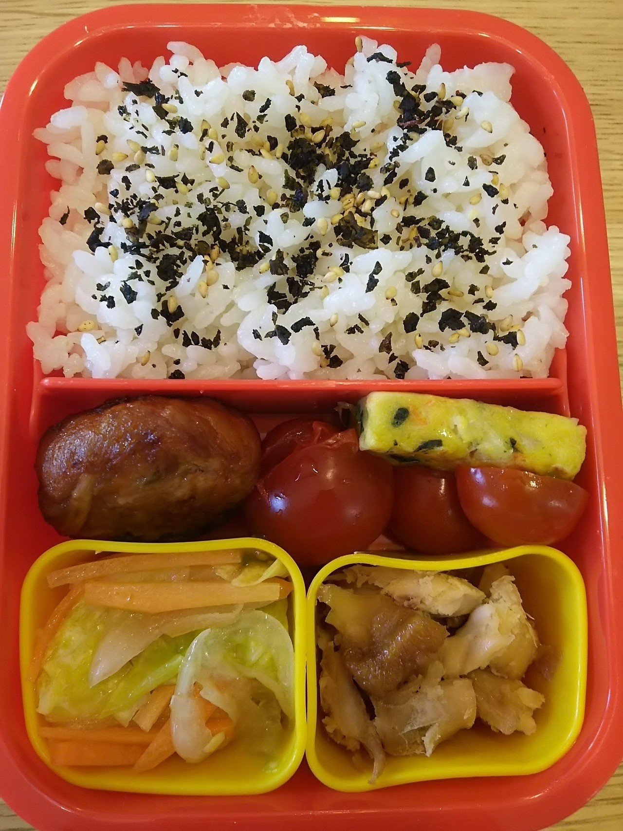 2歳児弁当 Coop冷凍食品 頼りになるわ ご飯にしそわかめフリカケ 春キャベツの甘酢漬け 鶏手羽元の甘辛さっぱり煮 野菜いっぱい豆腐ハンバーグ 国産緑黄やさいのおやさいチヂミ プチトマト てんてんこ 転勤育児サイト Note