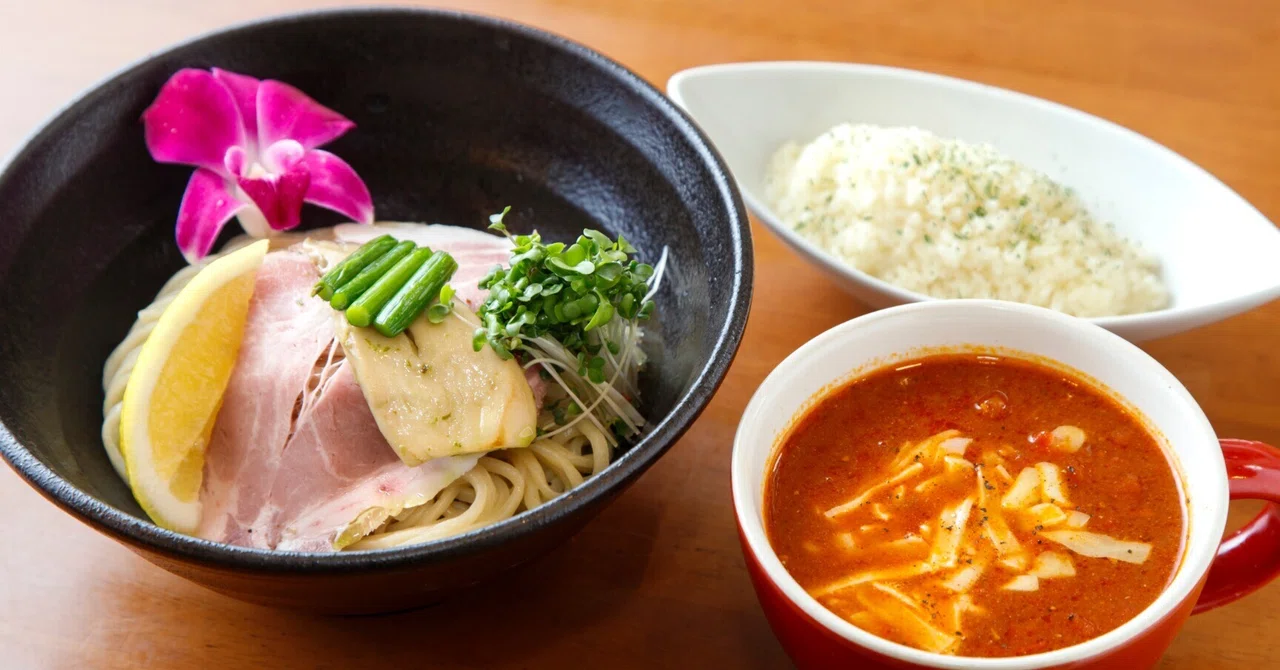 独自のレギュラー＆限定ラーメン×ハワイアンな空間で連日100人集客