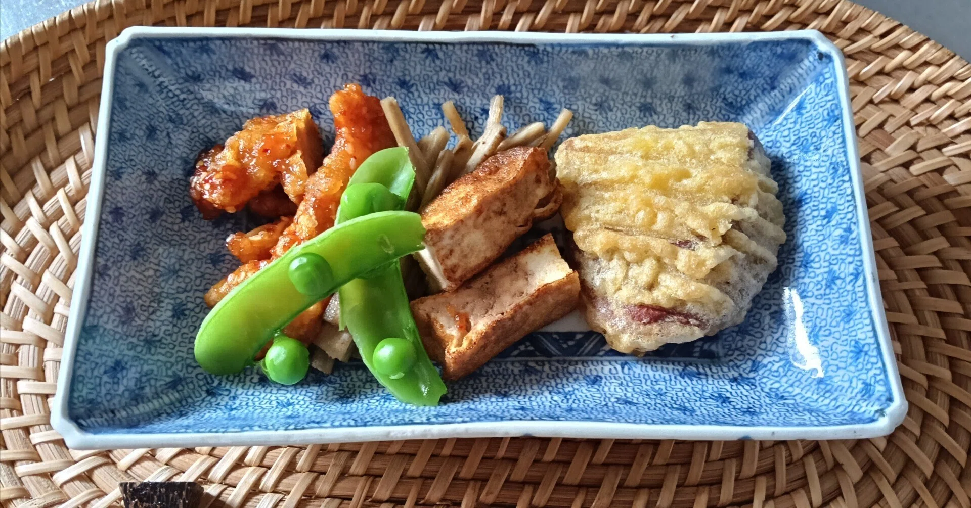 古伊万里｜微塵唐草の長皿｜ゆんたく