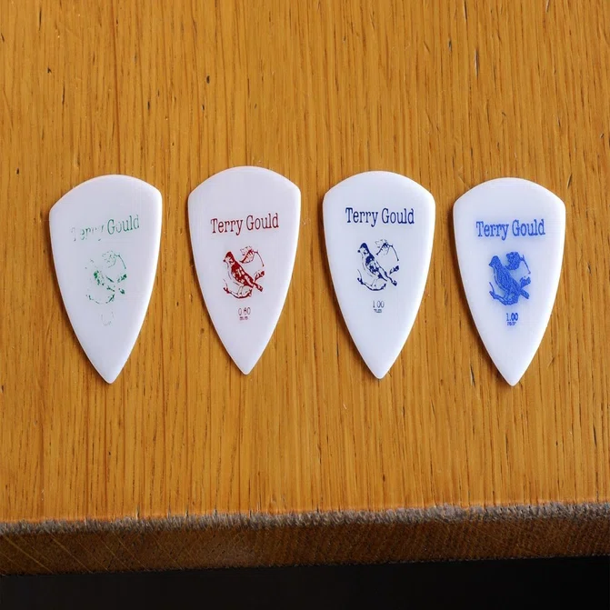 36＞ピックをテリーゴールド トライアングル 1mm に変えました 