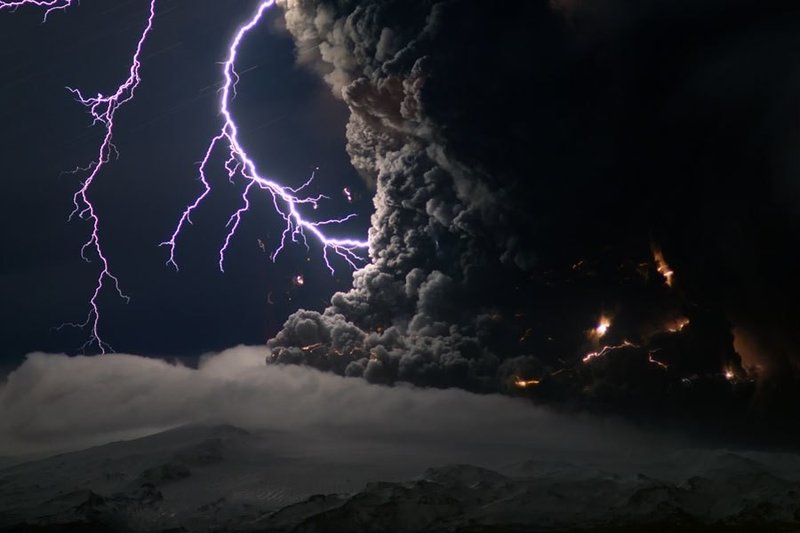 噴火によっておこる 火山雷 がすごい 6 26は雷記念日 オモシロなんでも雑学 公式 Note 噴火によっておこる 火山雷 がすごい 6 26は雷記念日 オモシロなんでも雑学 公式 Note