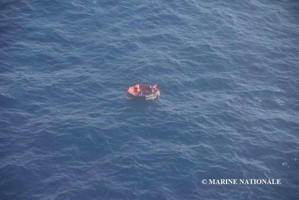バーボンロードの14人の乗組員のうち3人が救命ボートに乗っており、土曜日に救助されました。-105396