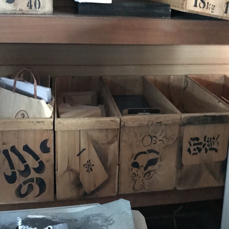 りんご×デザイン】刷版で試しに刷った木箱を見せてもらいました｜永井温子