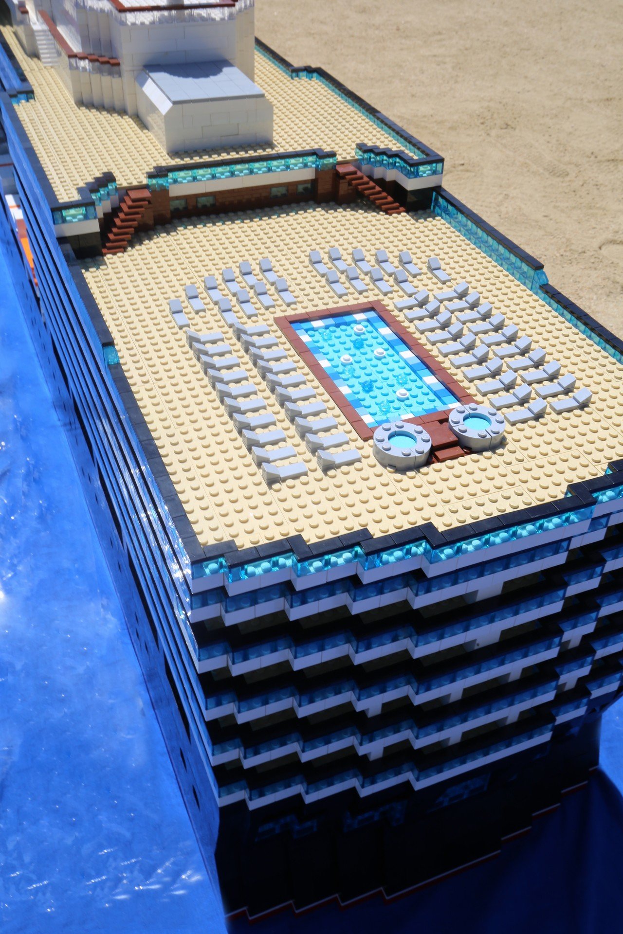 メイン作品】 豪華客船 MS Queen Elizabeth by mol｜灘校LEGO同好会