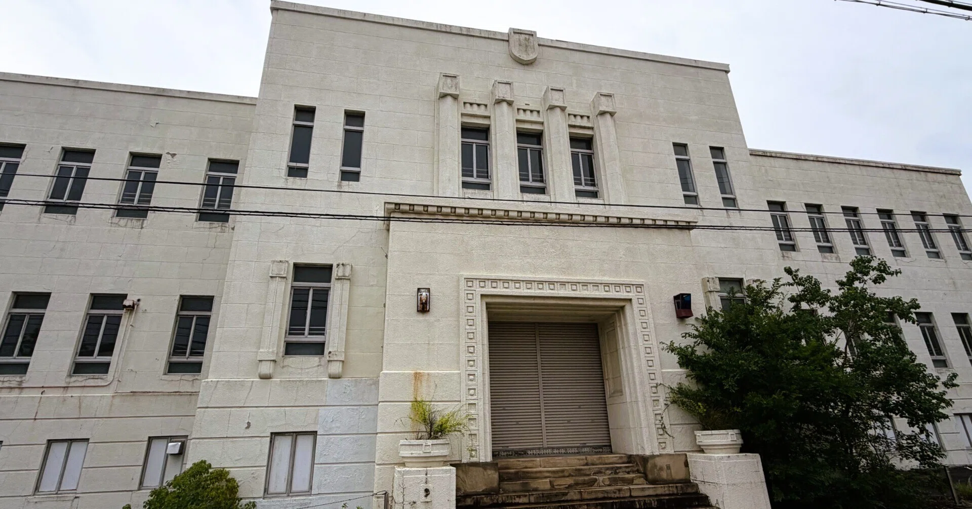 弊社から徒歩5分の近代建築。旧尼崎警察署の解体報道に寄せて