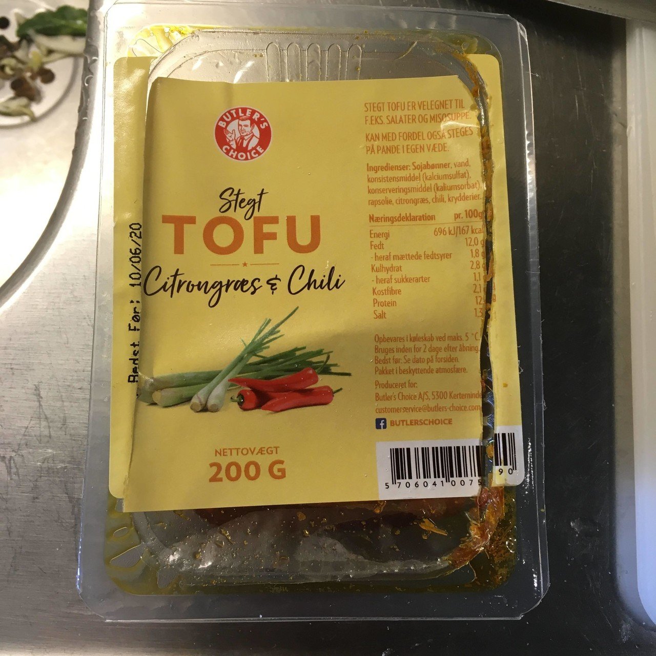 野菜ではないですが、厚揚げ豆腐もFøtexやRema1000で購入することができます。面白いことに普通の豆腐(プレーン)以外に、トマトフレーバーの厚揚げや、レモングラス&唐辛子風味の厚揚げ豆腐など、日本で見ないバリエーション。 画像4