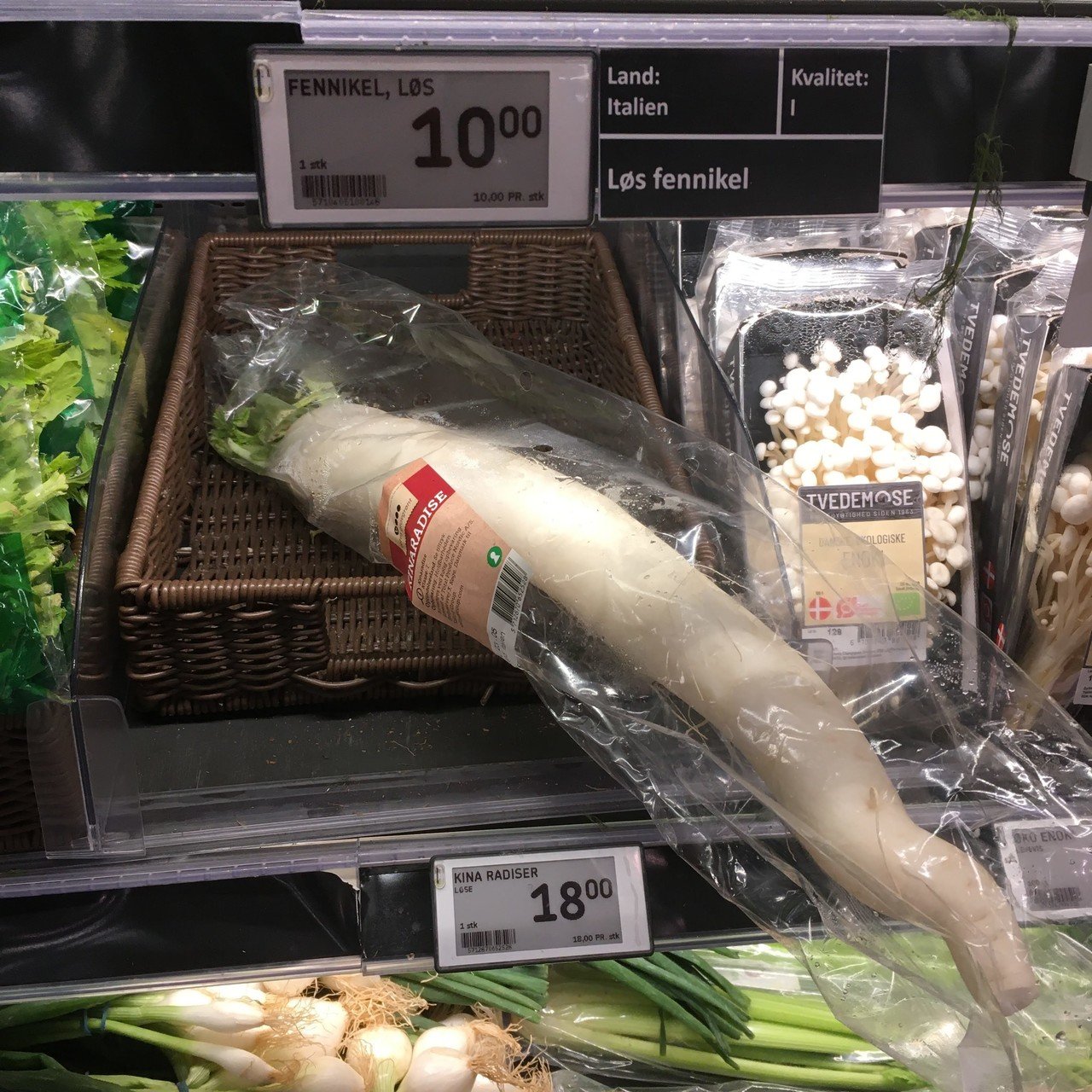 日本のものよりも細いですが、大根も売られています。お値段はずばり18クローネ(≒290円)。ちなみに、大根の右隣のきのこはエノキ茸。 画像2