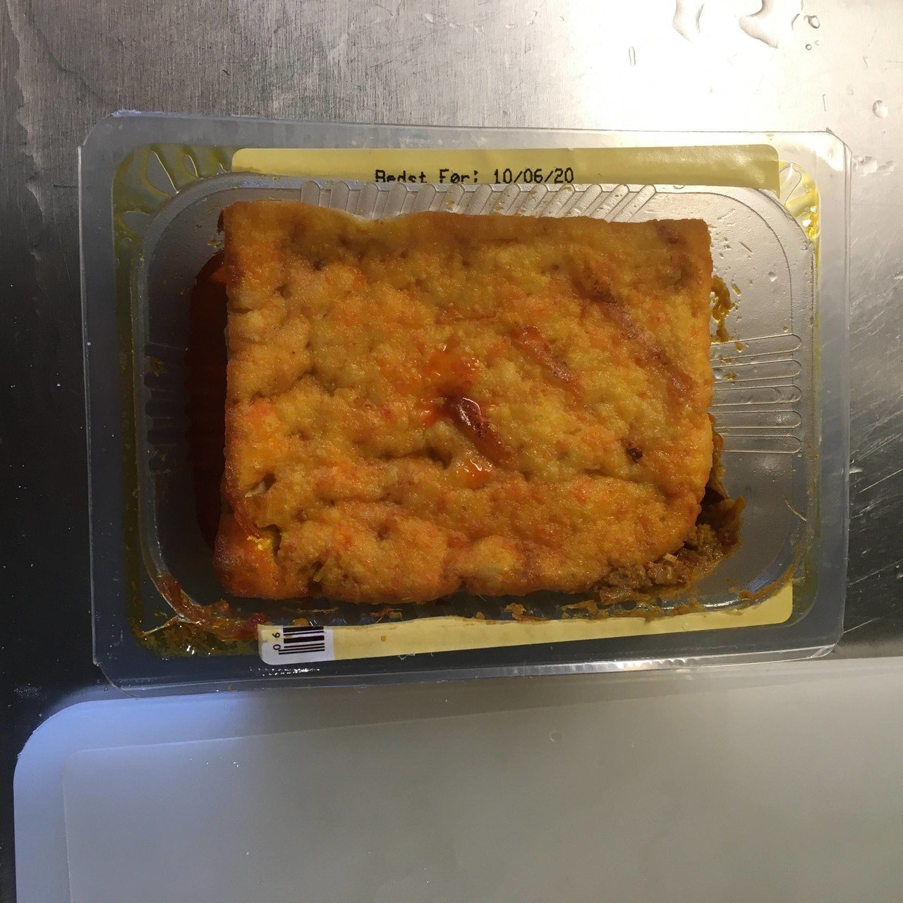 レモングラス&唐辛子風味の厚揚げ豆腐のパッケージを開けると、普通の揚げ豆腐にレモングラスと唐辛子が和えてありました。器を移し替えて、電子レンジで温めると、お酒のおつまみに最高です! 画像5