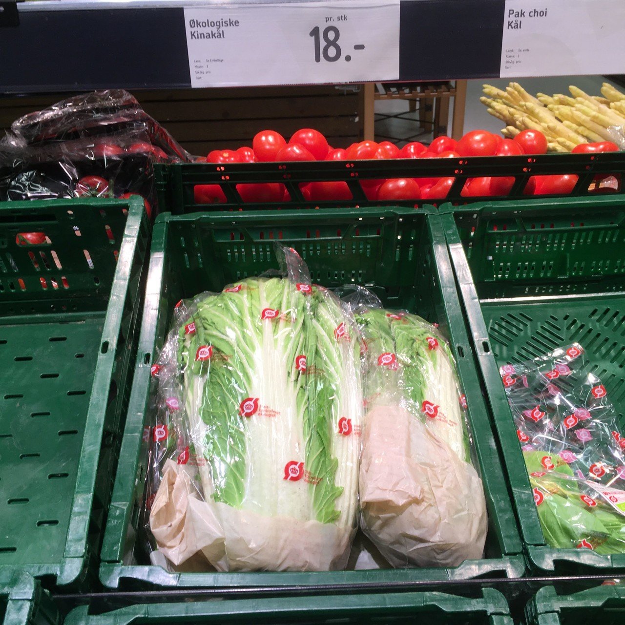 海外に住む時、ちょっと気になるのが、その国で入手できる野菜の種類。必ずしも日本と同じ食材が手に入るわけではないので、一般的な現地のスーパーで何が手に入るのかは気になるところです。そこで!「こういうものはデンマークで手に入りますよ〜」という紹介をします♪ まず、トップヒッターは白菜。日本のものより小ぶりですが、FøtexやKvicklyなど広めのスーパーに置いてあることが多いです。近所のFøtexの白菜は18クローネ(≒290円)でした。 画像1