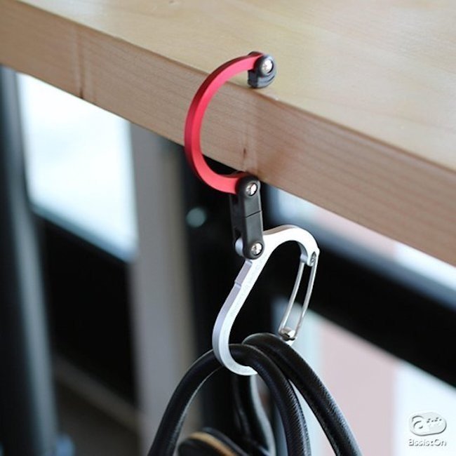 持ち物を安全にぶら下げる どんな場所でも使うことができるカラビナハンガー Assiston Note