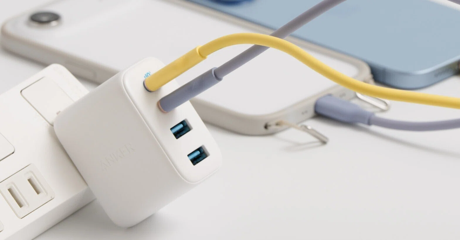 iPhoneにおすすめの充電器15選！急速充電からワイヤレス・車載まで