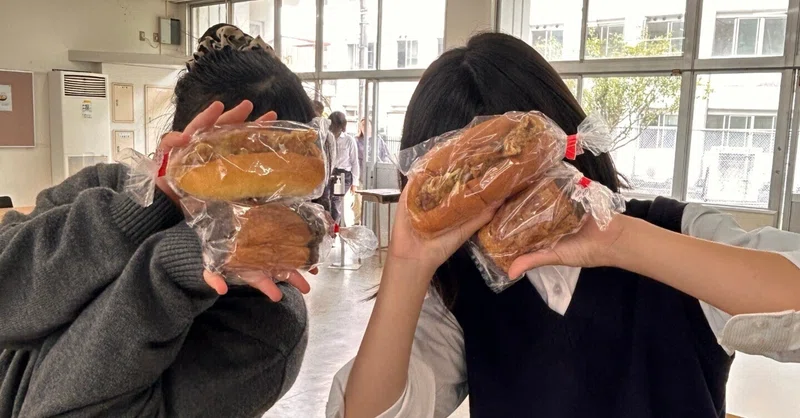 【生徒ホール】～からあげ丼か、人気パンセットか。1年生が迷う「贅沢な二択」～PTA利用促進事業