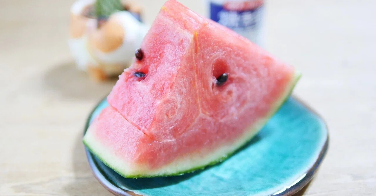 娘が、はじめて塩かけてスイカ食べる。そして驚く。