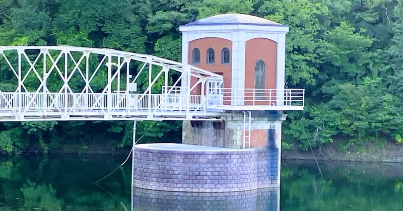 満水で鏡面が戻った多摩湖