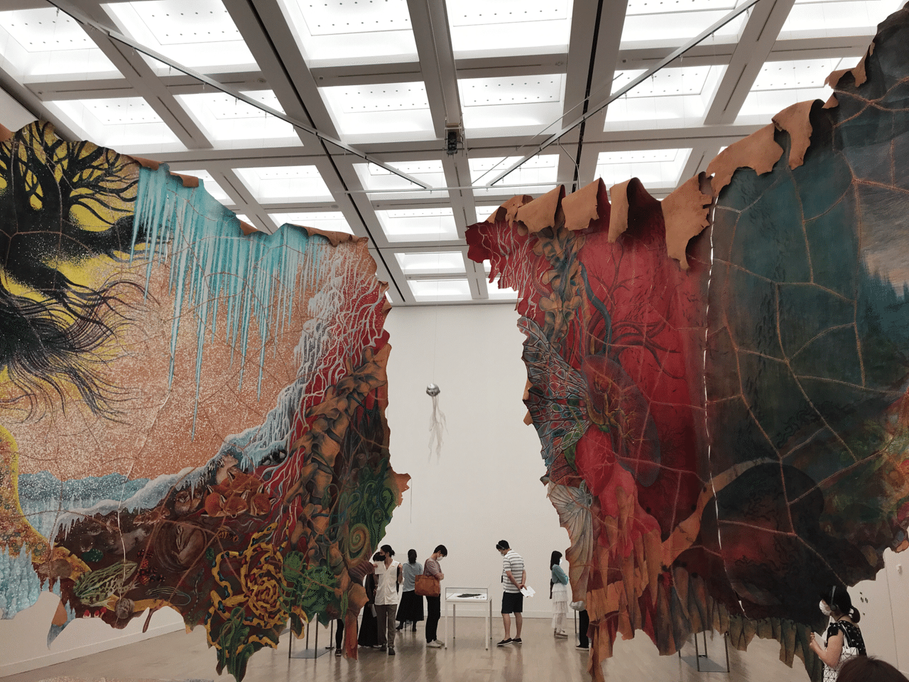 石仏、不動明王、日本制作、倉田辰彦作 新国立美術館の古典×現代2020 闇に浮かぶ仏像を見つめて｜Azusa Mizuno