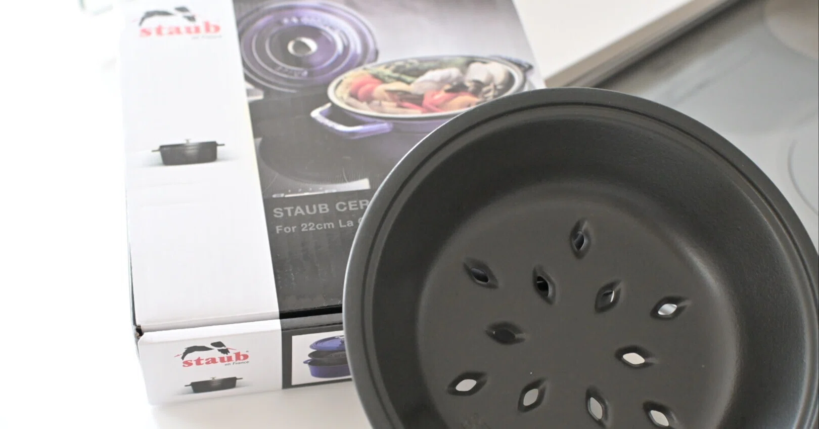STAUB La Cocotte 22cm セラミックスチーマー付き ストウブ専用のセラミックスチーマーで蒸し料理生活をはじめる｜あこ