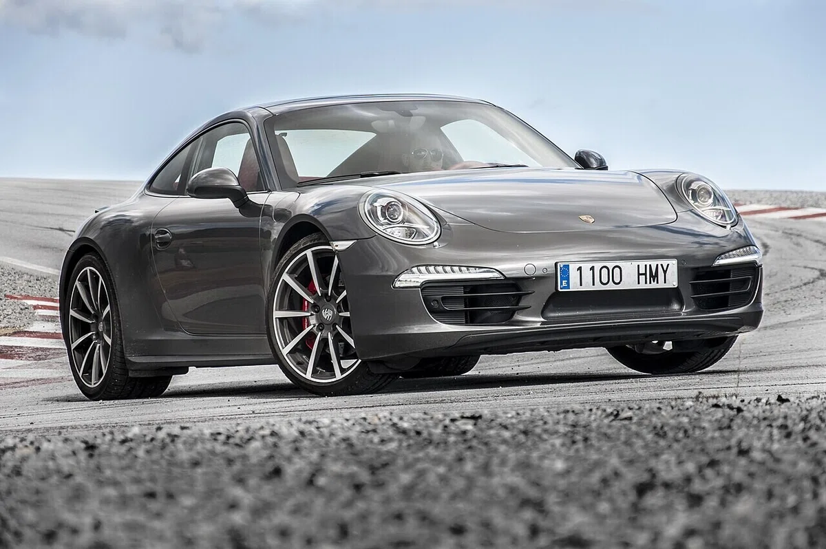 最新992型911GTSハイブリッドの走行シーン