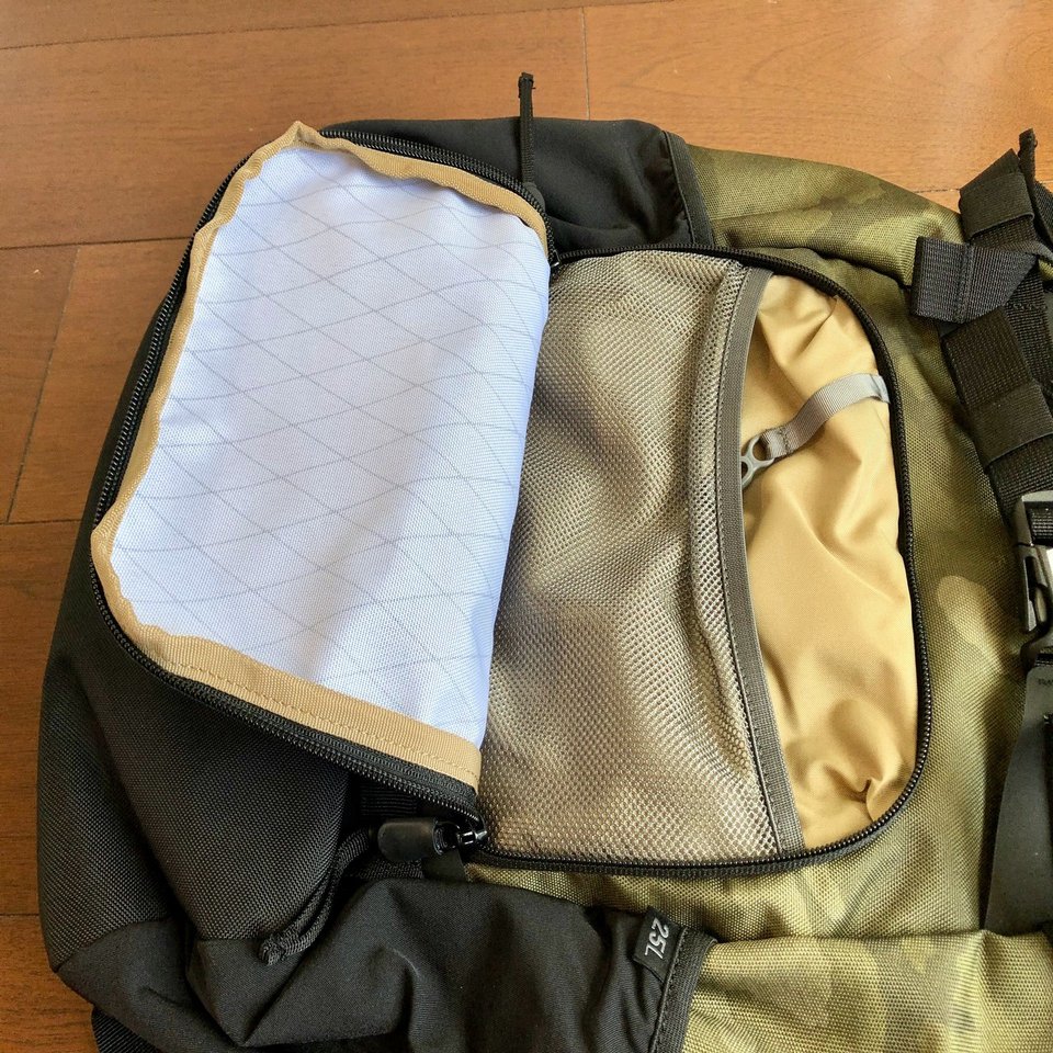 スノボやアウトドア用の迷彩バックパックならBurton Rider's 25L