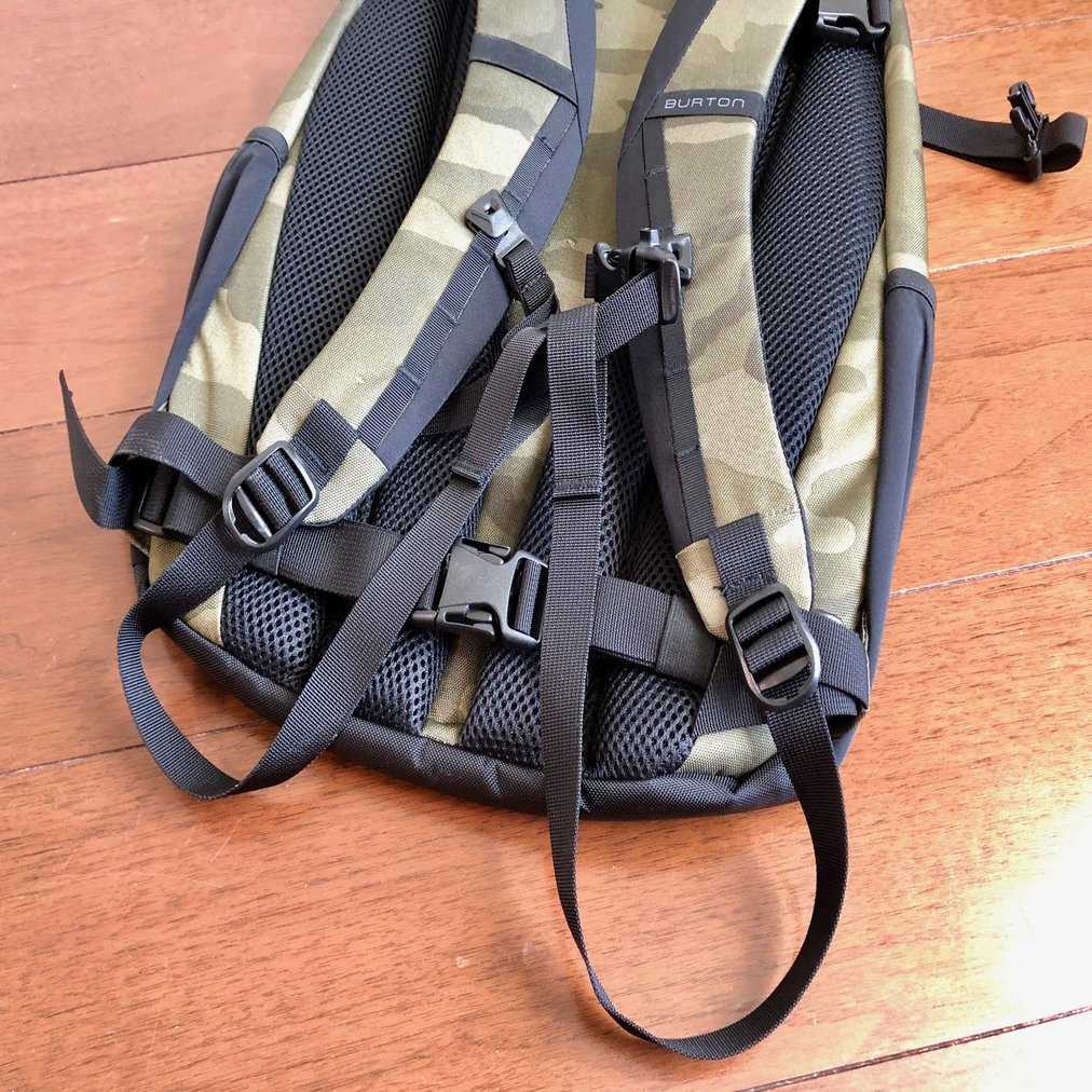スノボやアウトドア用の迷彩バックパックならBurton Rider's 25L