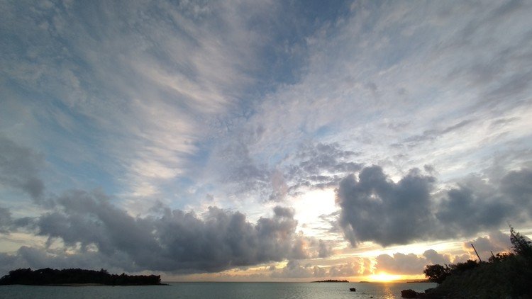 夕食後のマジックアワーに与那覇湾へ。雲が厚くてそんなに焼けなかった。遠くに見えるのは伊良部島。左手の陸地は通称イチロー島と呼ばれる与那覇湾最大の岩礁(島)。
昔は島にヤギが放たれていた(笑)。