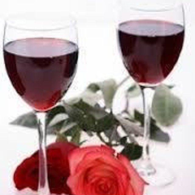 ワイングラスと赤いバラ１