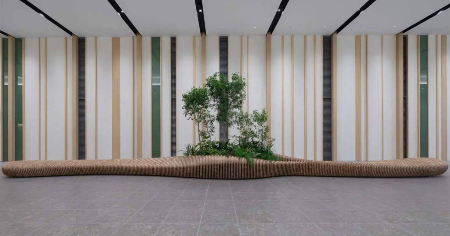 コクヨとVUILDが共創した大型ベンチ「GGO Biomorphic Lobby Furniture