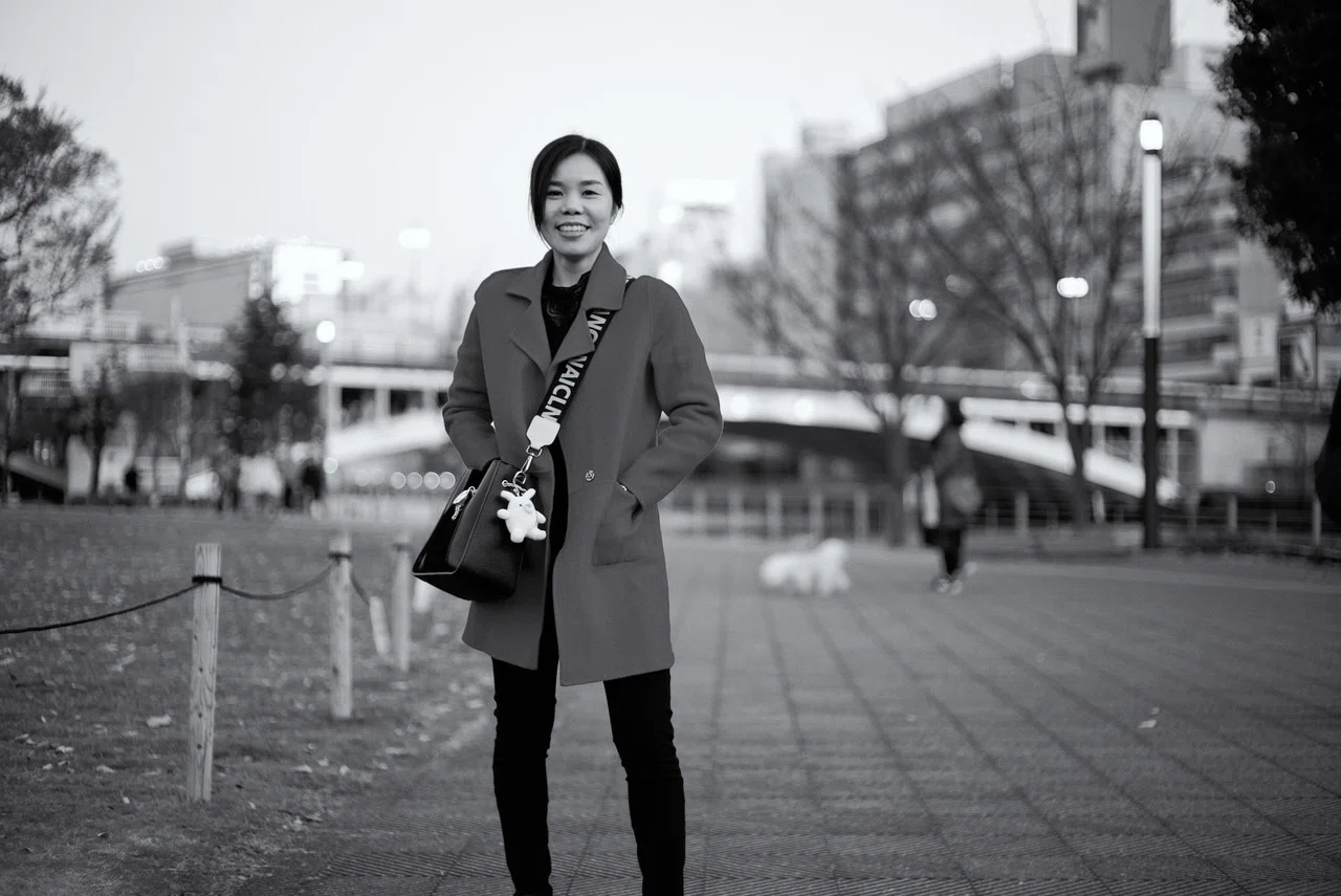 水商売の中国人お嬢さんを唆 そそのか して まあ下品な言い方 撮ったポートレート 彼女は帰国したっきり コロナ禍で再入国できずじまいです どうしてるのかねぇ でも写真が残っていれば 不意に忘れて Osakanostalgia Note