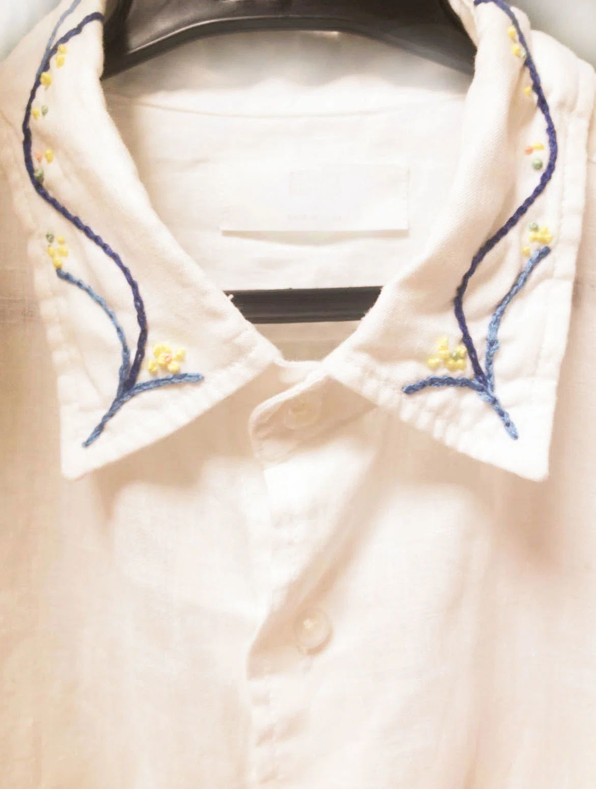 白いシャツの襟に、刺繍をちくちく。 図案を写さずに、気分でちくりと縫ったので綺麗に対象的ではないけれど 左右で糸の本数も間違えたけど… 第一 ...
