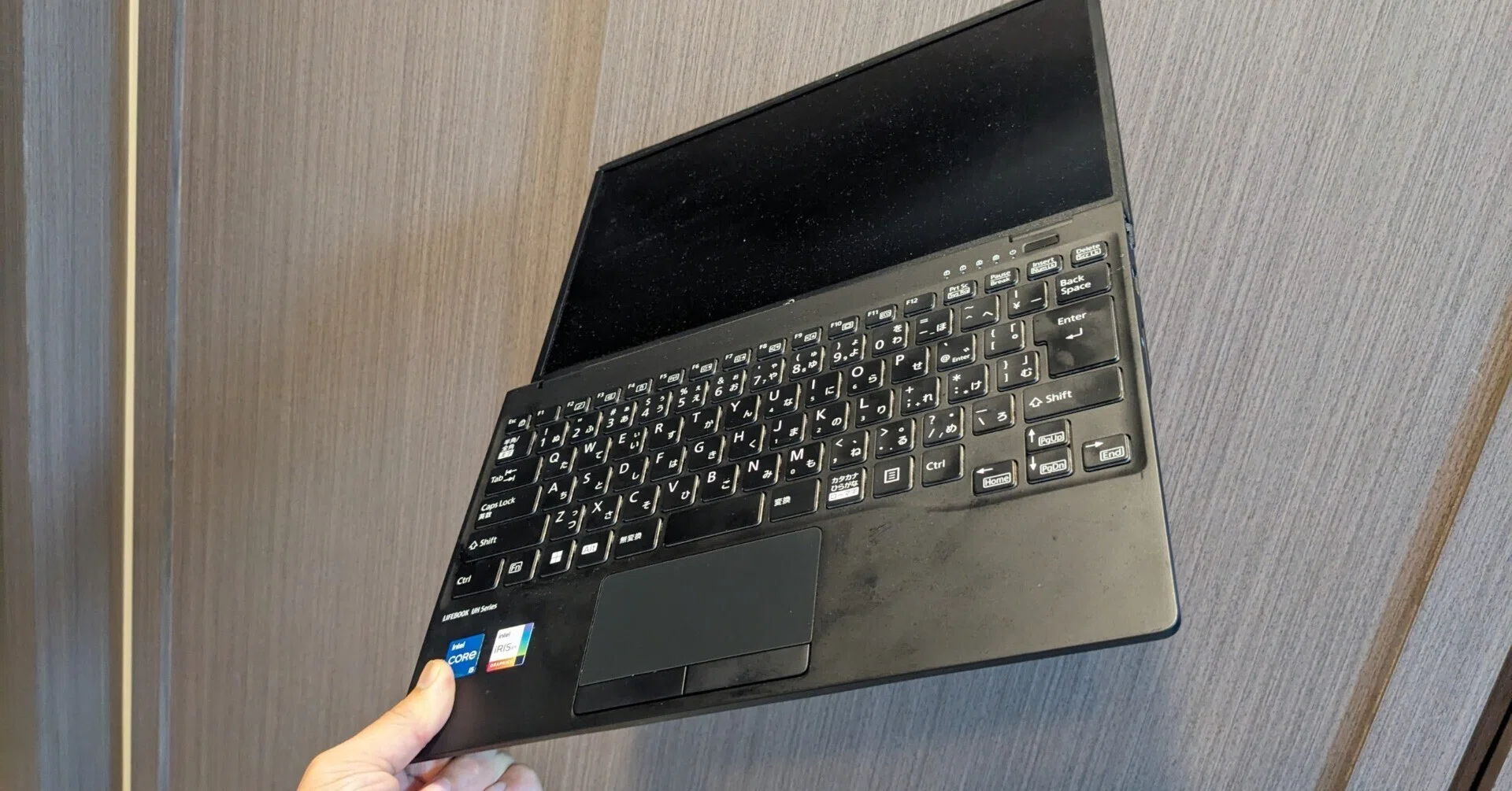 軽量な執筆環境を考えると、いつも、634gの超軽量ノートPCでいいよねで