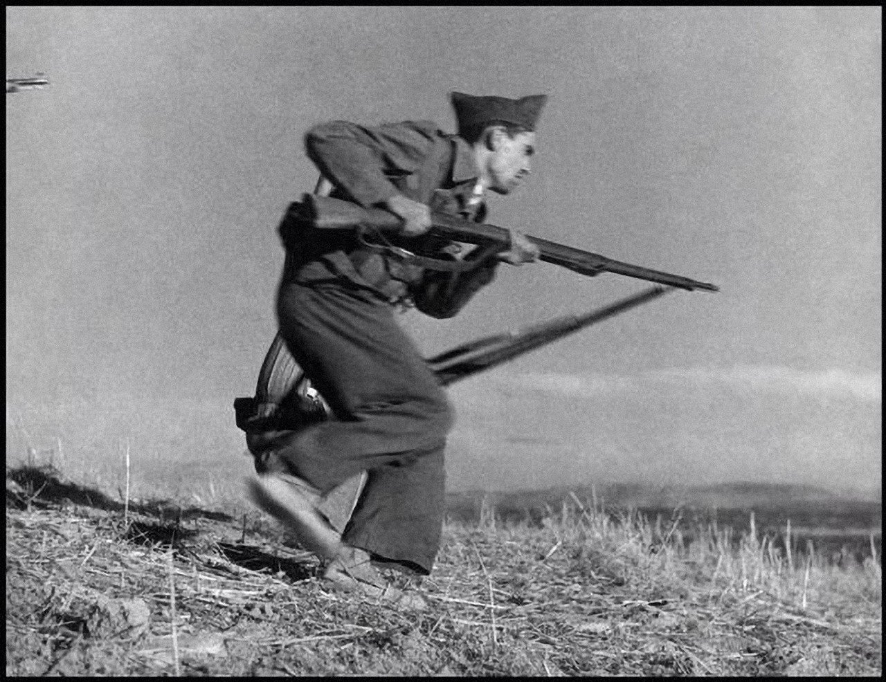 額装済/崩れ落ちる兵士 1938年/ロバート キャパ 崩れ落ちる兵士 1938年（ロバート キャパ） 額装品 アルミ製ハイ