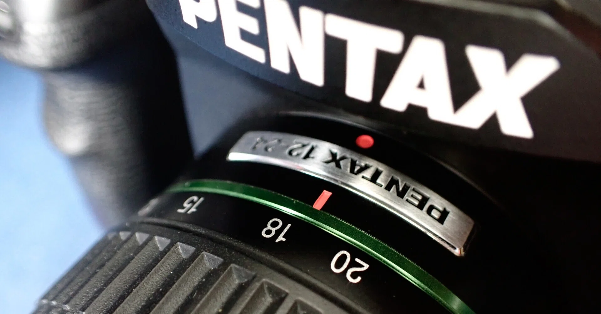 箱の綺麗さは、愛情の証。APS-C用「DA 12-24mmF4」を、あえてフル