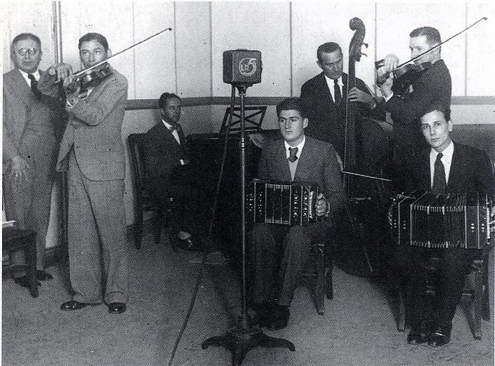 1934年のドデロ＝ダメス楽団（ダメスは向かって左のバンドネオン奏者）