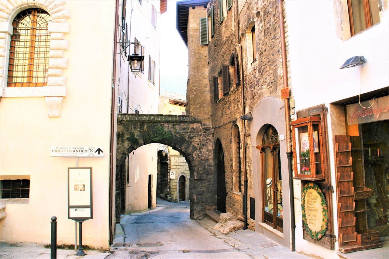 スポレート散策 サン グレコリオ マッジョーレ教会 食の工房オフィスアルベロ イタリア料理教室 In 神戸 Note スポレート散策 サン グレコリオ マッジョーレ教会 食の工房オフィスアルベロ イタリア料理教室 In 神戸 Note