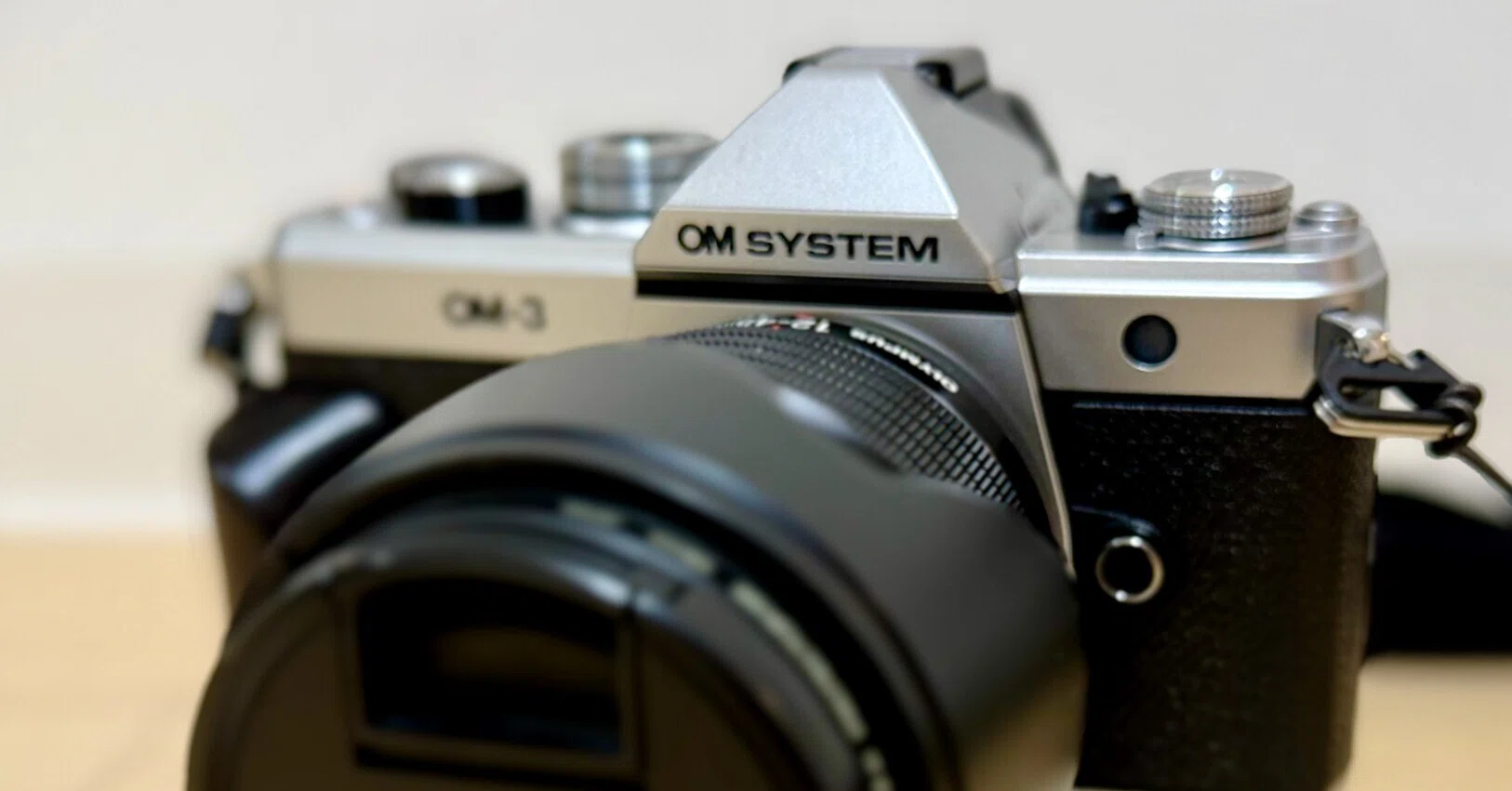 小型軽量・デザイン見事なOM SYSTEM OM-3購入とアクセサリー紹介｜るとる