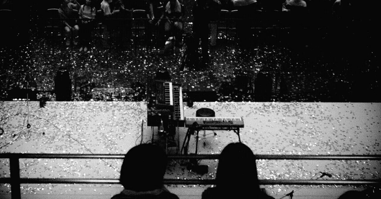 鉛色の武道館 — Bialystocksが刻んだ夜を、GR Ⅳ Monochromeで記憶に